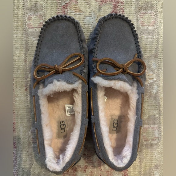 UGG Dakota slippers in size 8, color pewter. Barely worn. - Picture 4 of 4